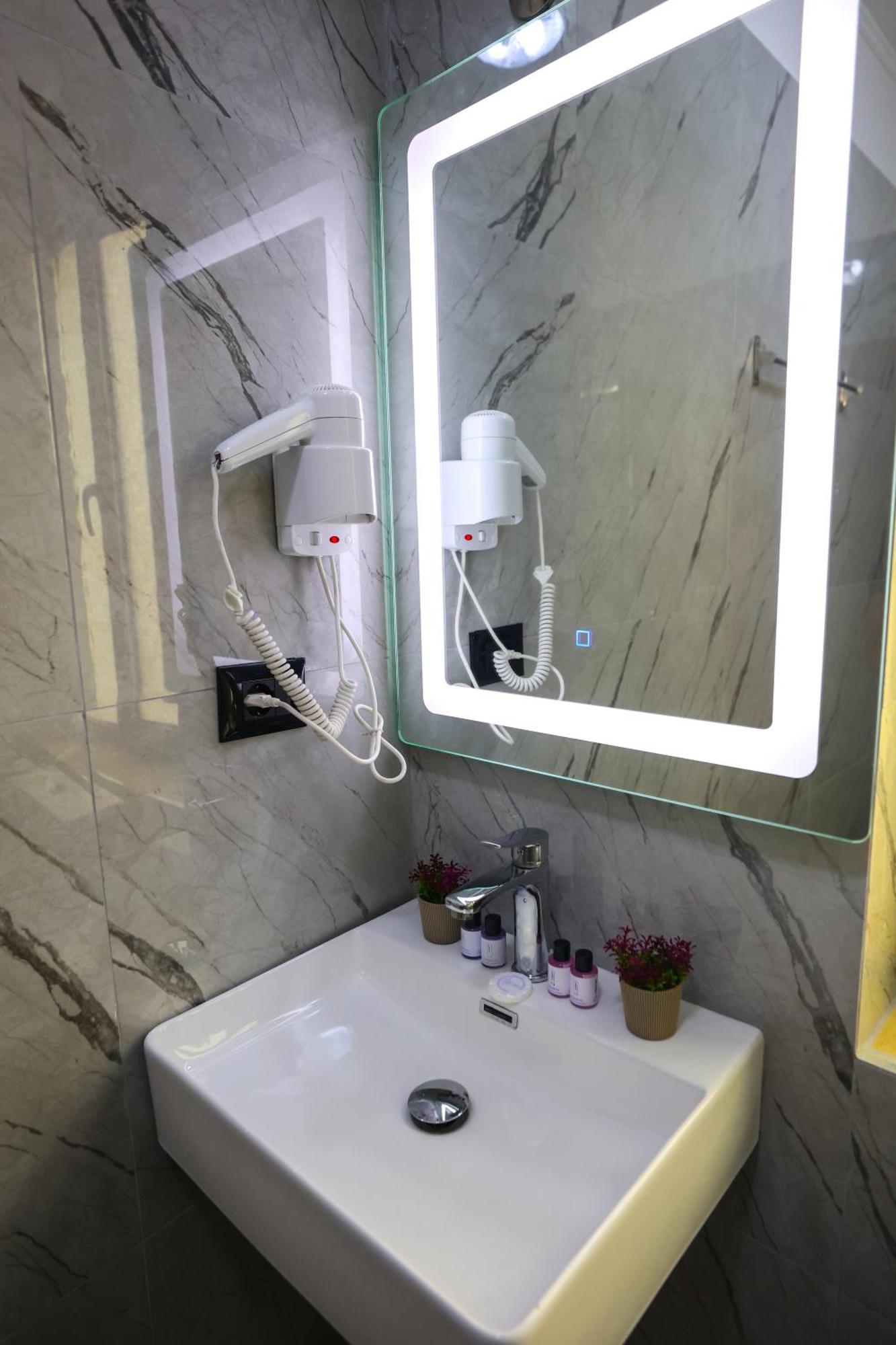 Vila Alizee Hotel Тирана Екстер'єр фото