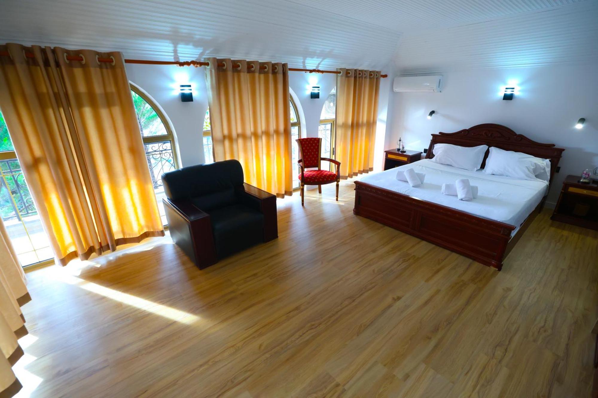 Vila Alizee Hotel Тирана Екстер'єр фото