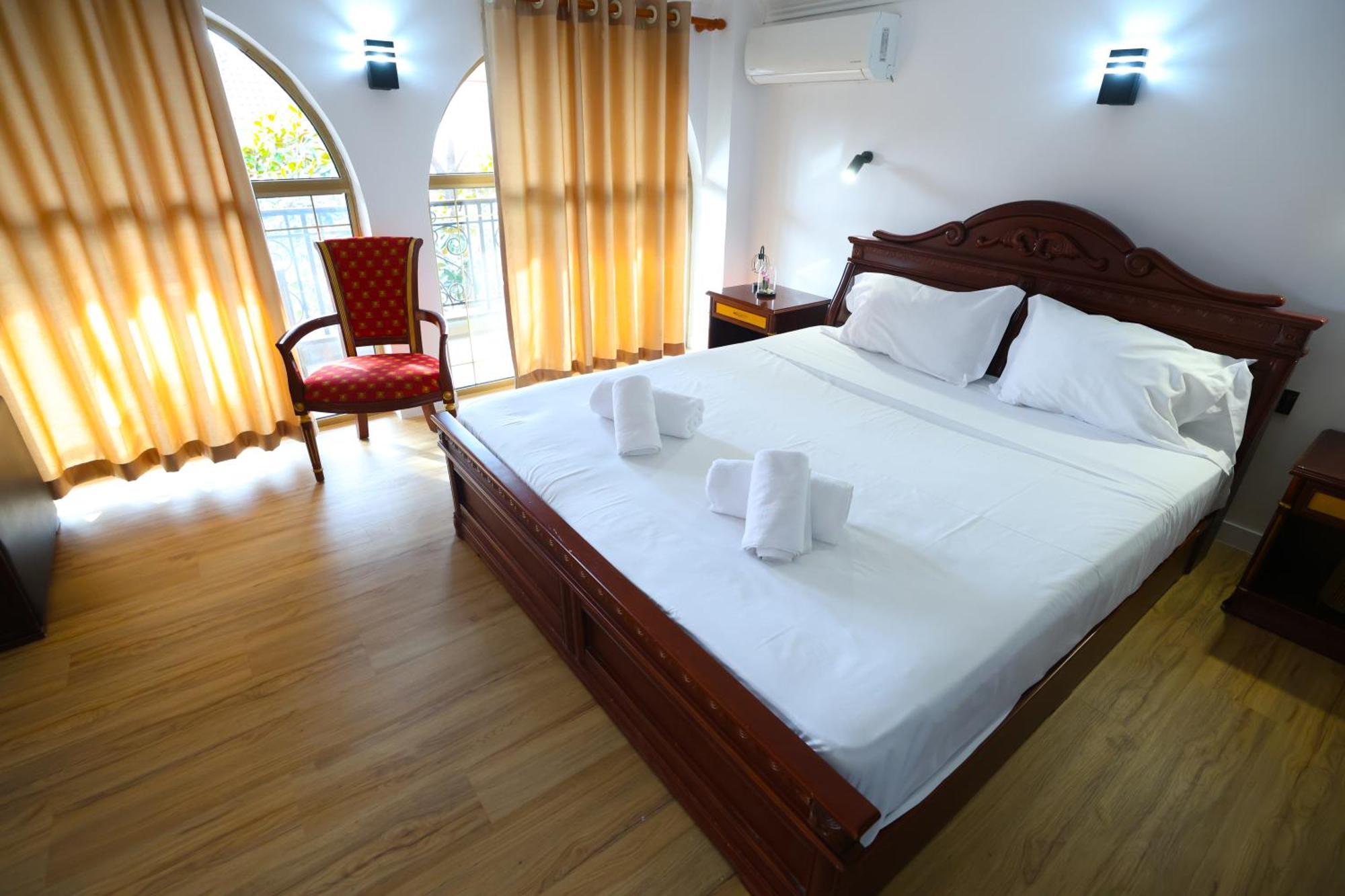 Vila Alizee Hotel Тирана Екстер'єр фото