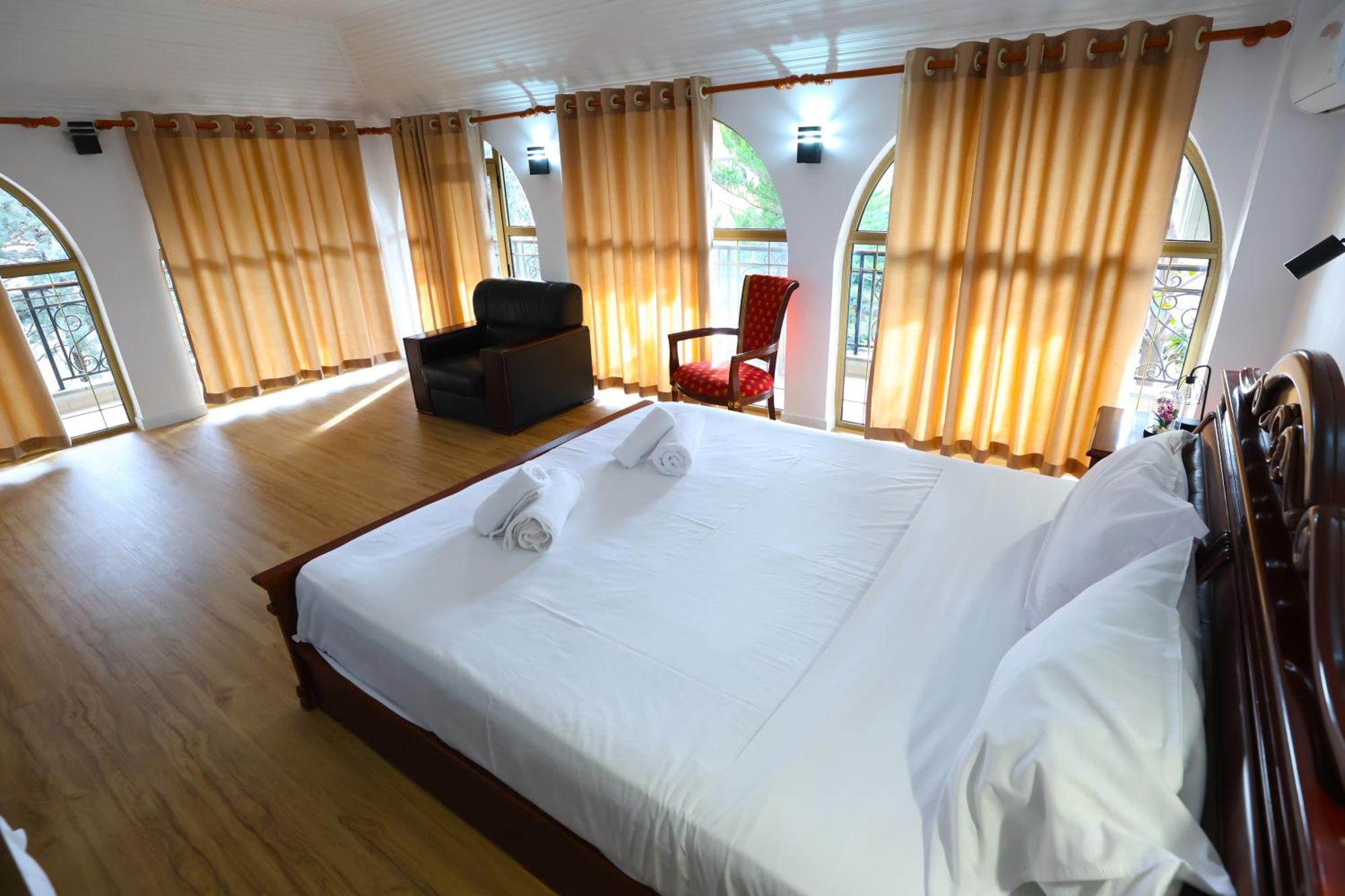 Vila Alizee Hotel Тирана Екстер'єр фото