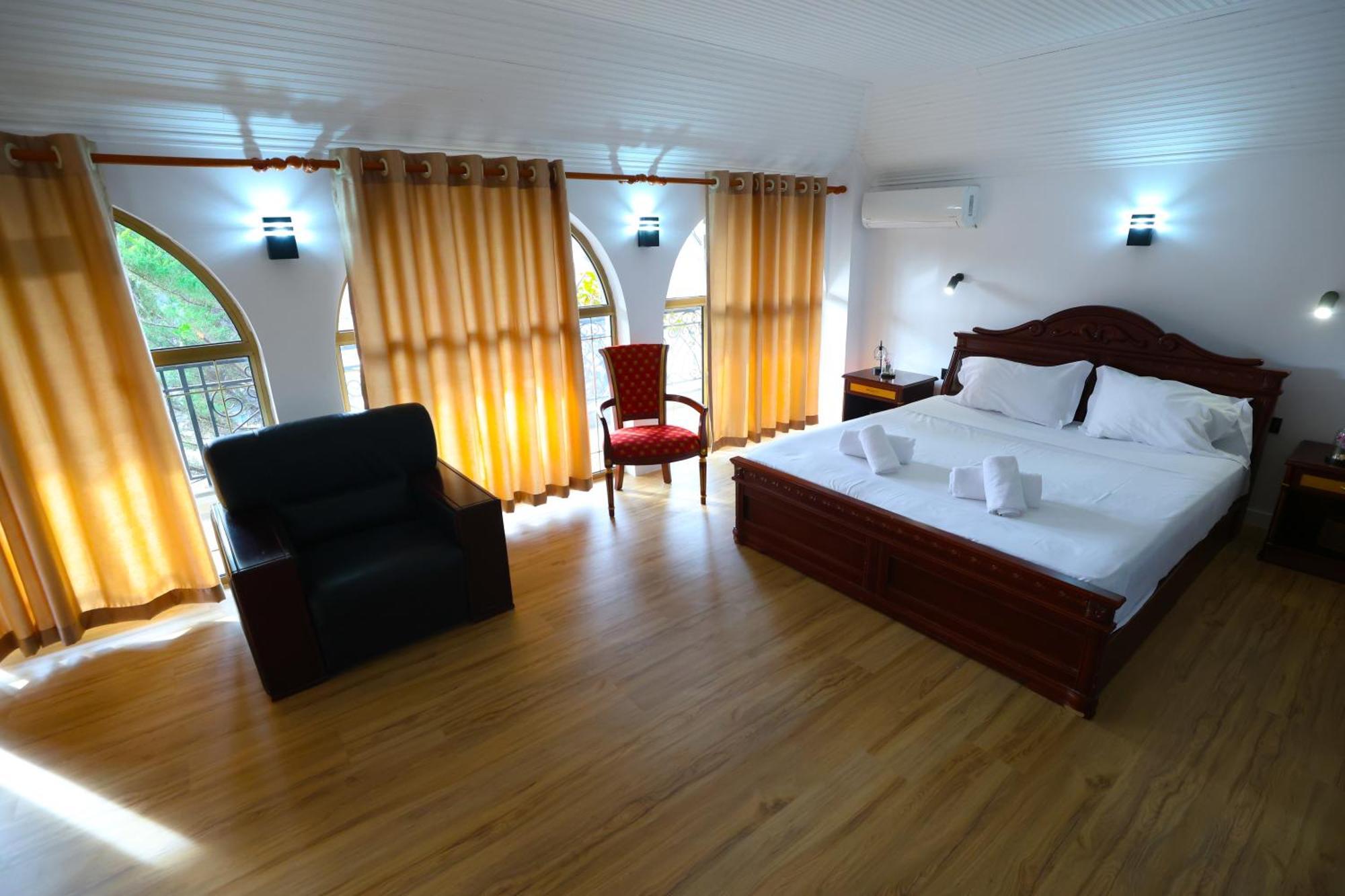 Vila Alizee Hotel Тирана Екстер'єр фото