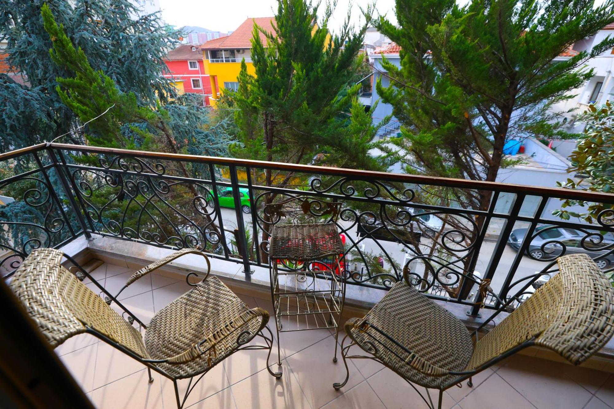 Vila Alizee Hotel Тирана Екстер'єр фото