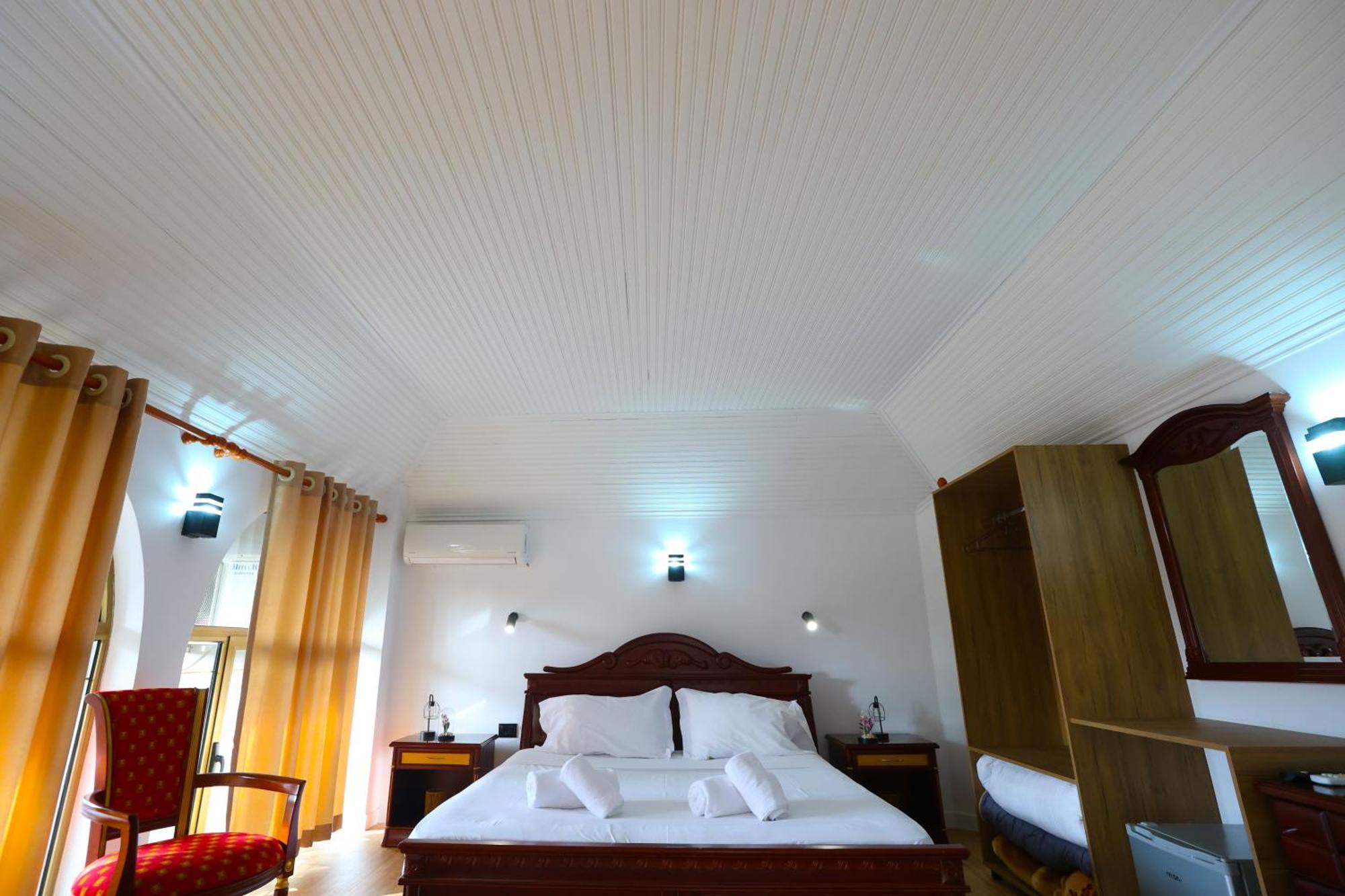 Vila Alizee Hotel Тирана Екстер'єр фото