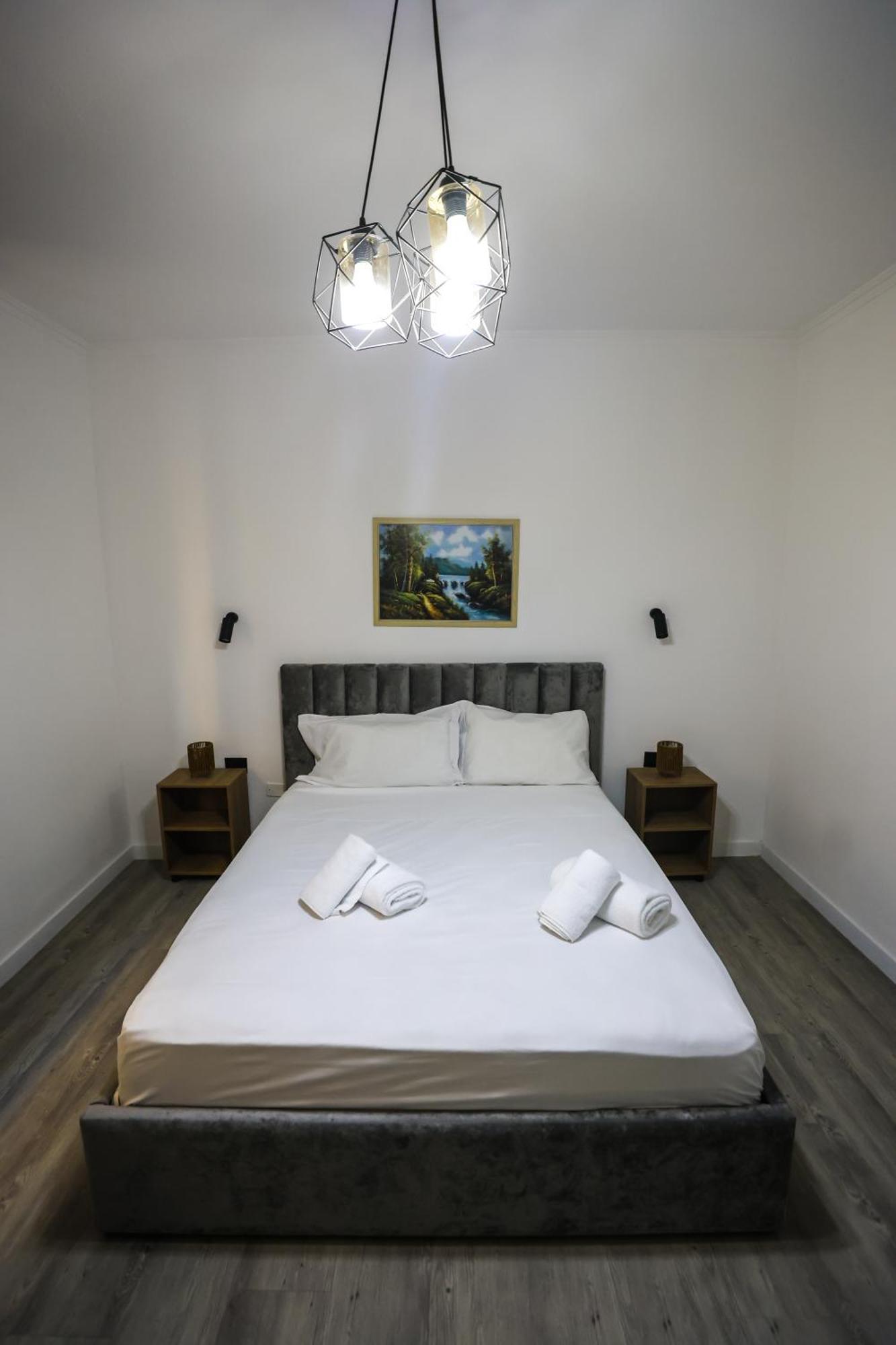 Vila Alizee Hotel Тирана Екстер'єр фото