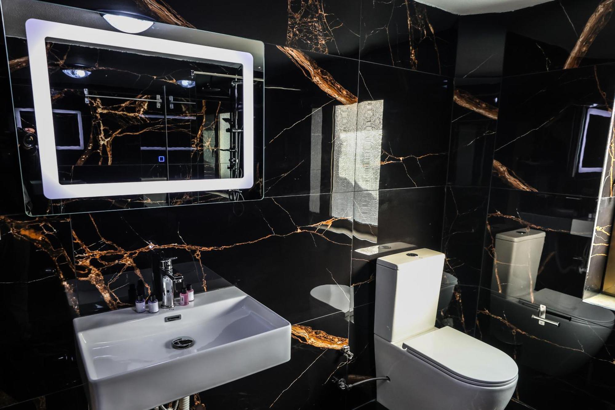 Vila Alizee Hotel Тирана Екстер'єр фото