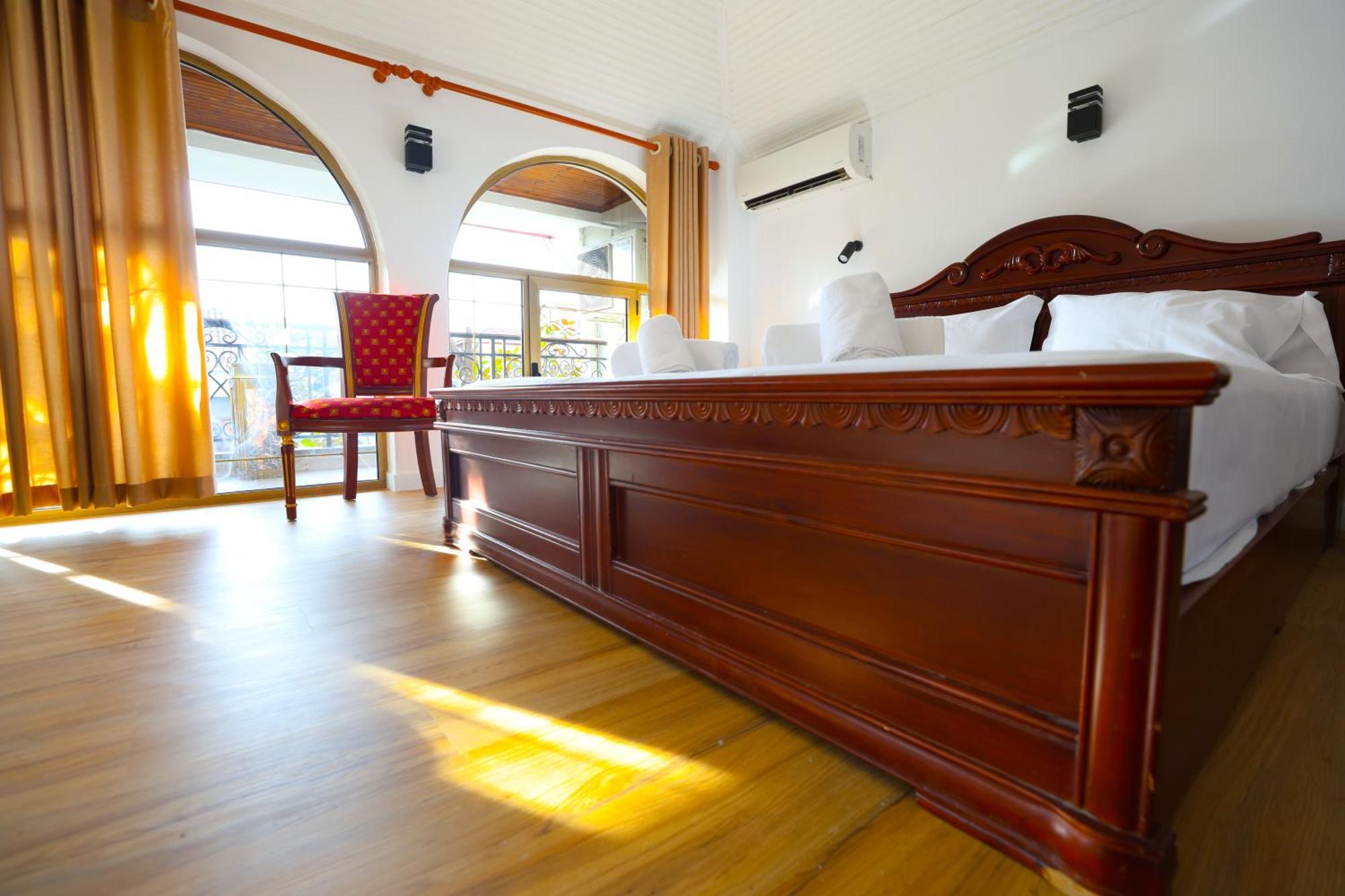 Vila Alizee Hotel Тирана Екстер'єр фото