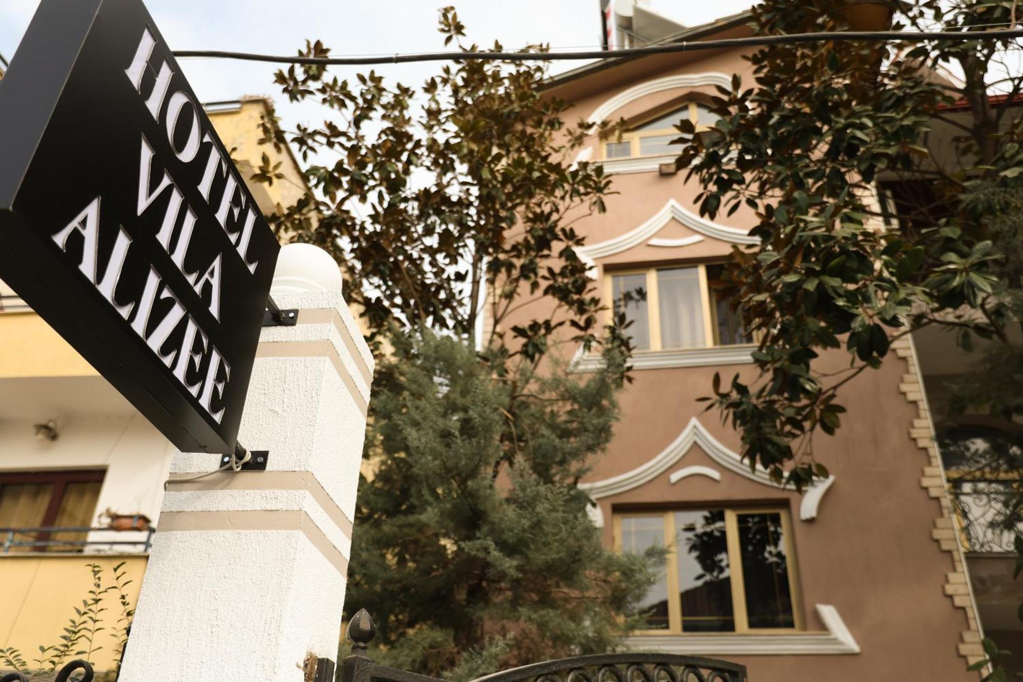 Vila Alizee Hotel Тирана Екстер'єр фото