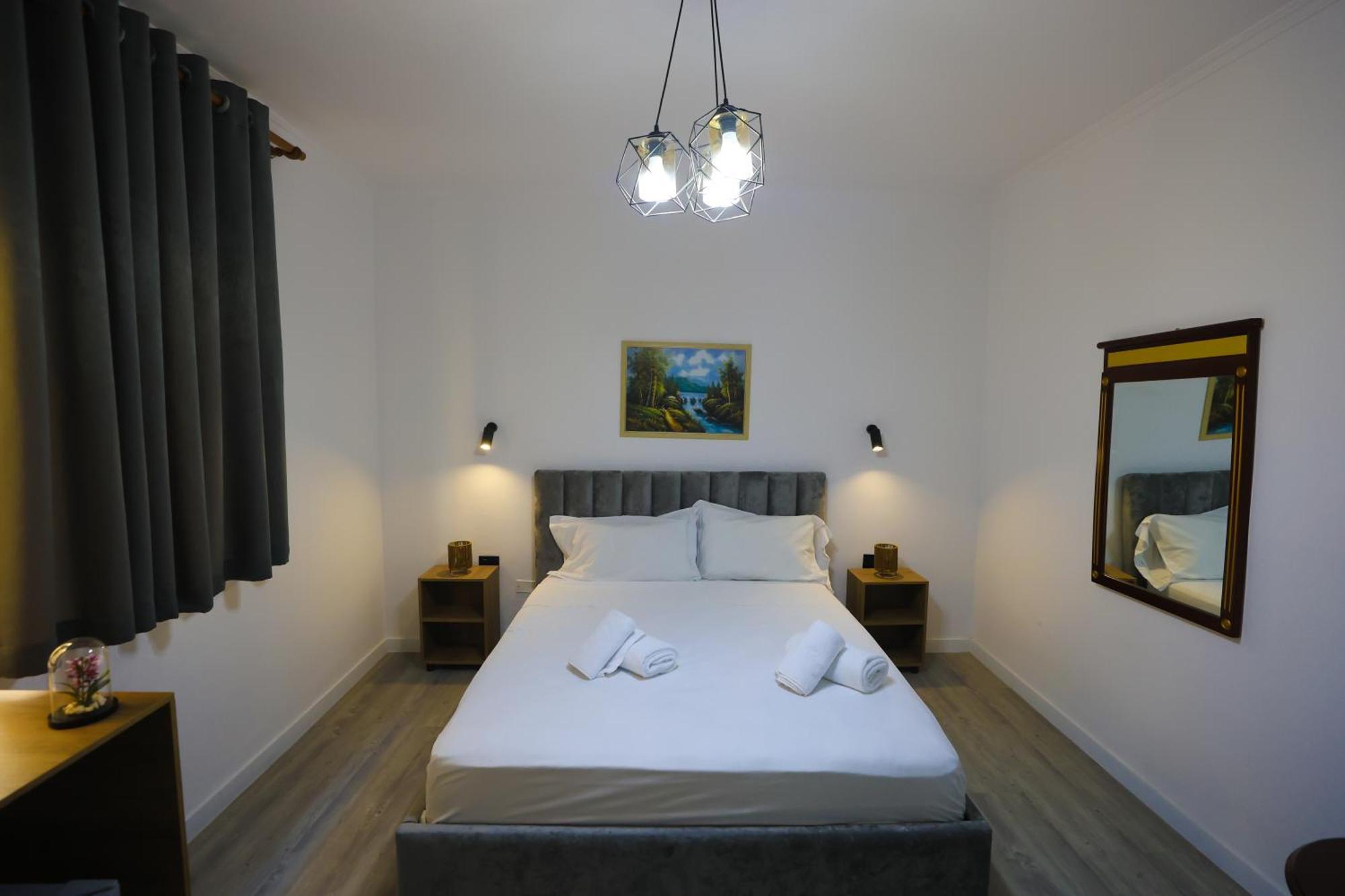 Vila Alizee Hotel Тирана Екстер'єр фото