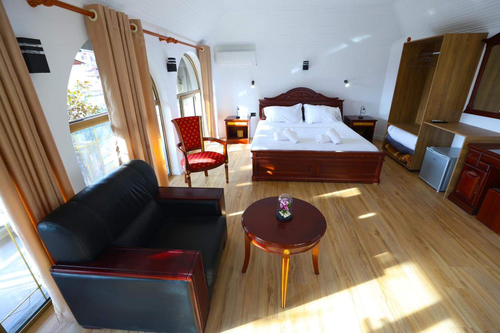 Vila Alizee Hotel Тирана Екстер'єр фото