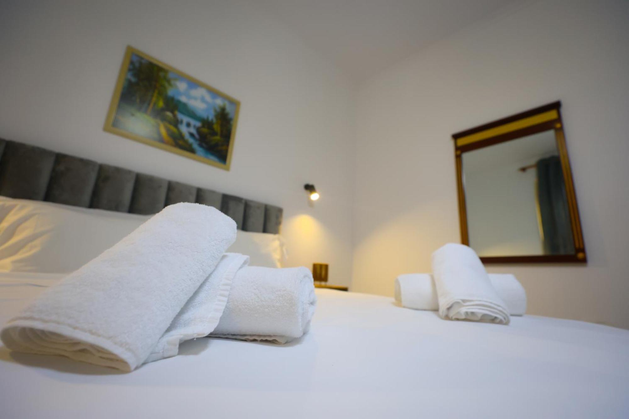 Vila Alizee Hotel Тирана Екстер'єр фото