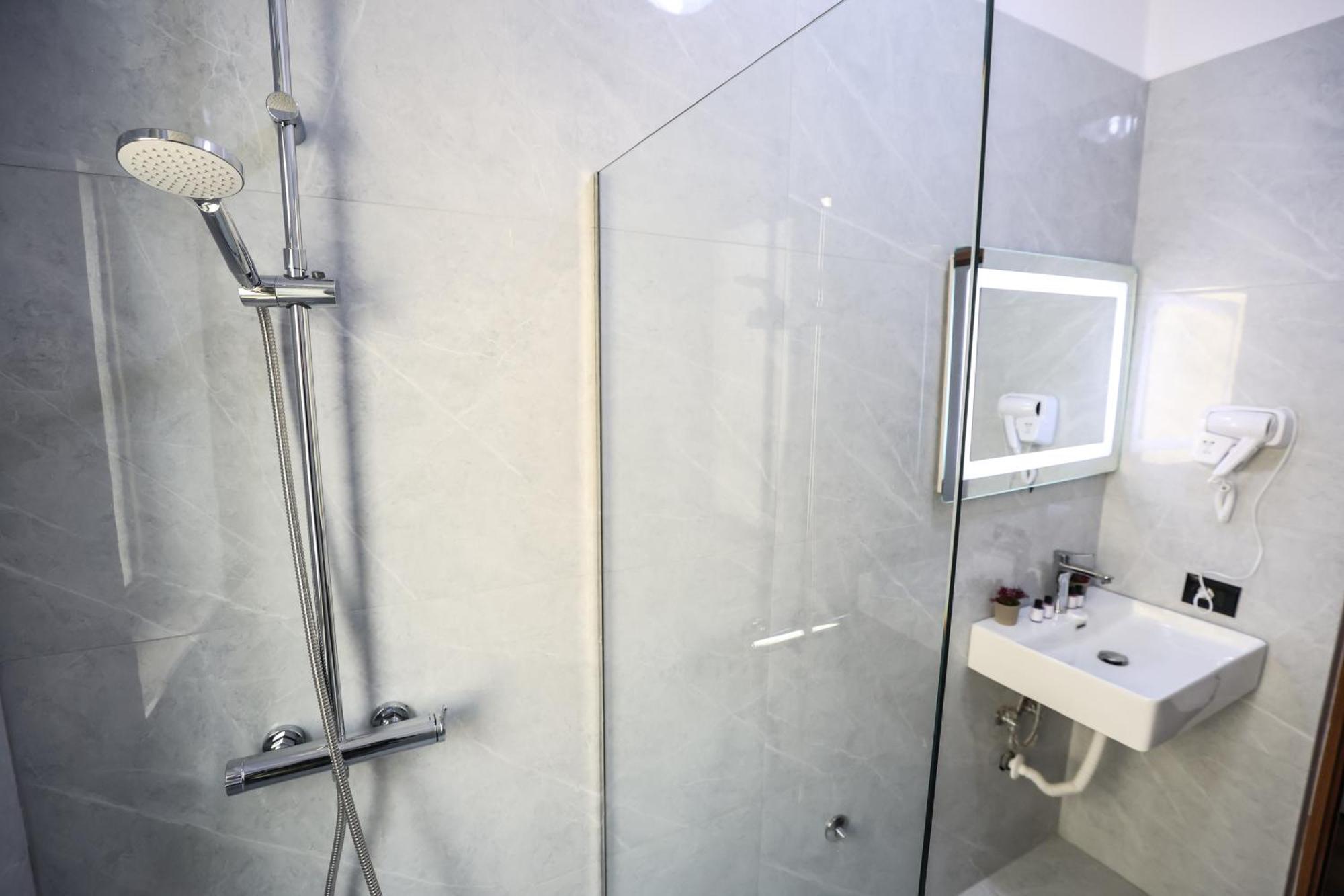 Vila Alizee Hotel Тирана Екстер'єр фото