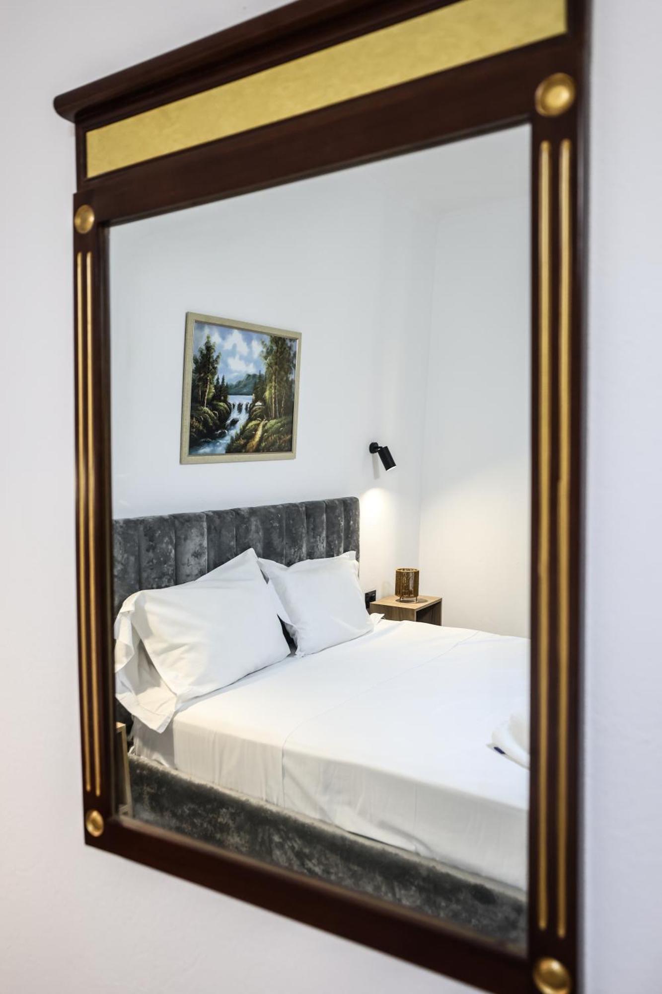 Vila Alizee Hotel Тирана Екстер'єр фото