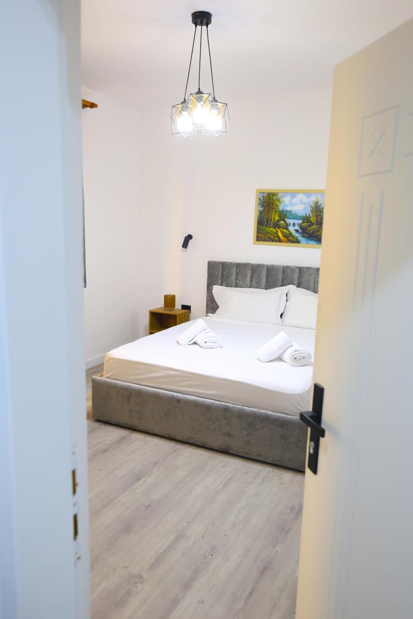 Vila Alizee Hotel Тирана Екстер'єр фото