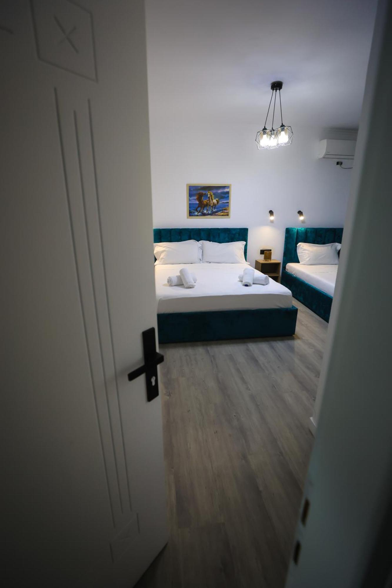 Vila Alizee Hotel Тирана Екстер'єр фото