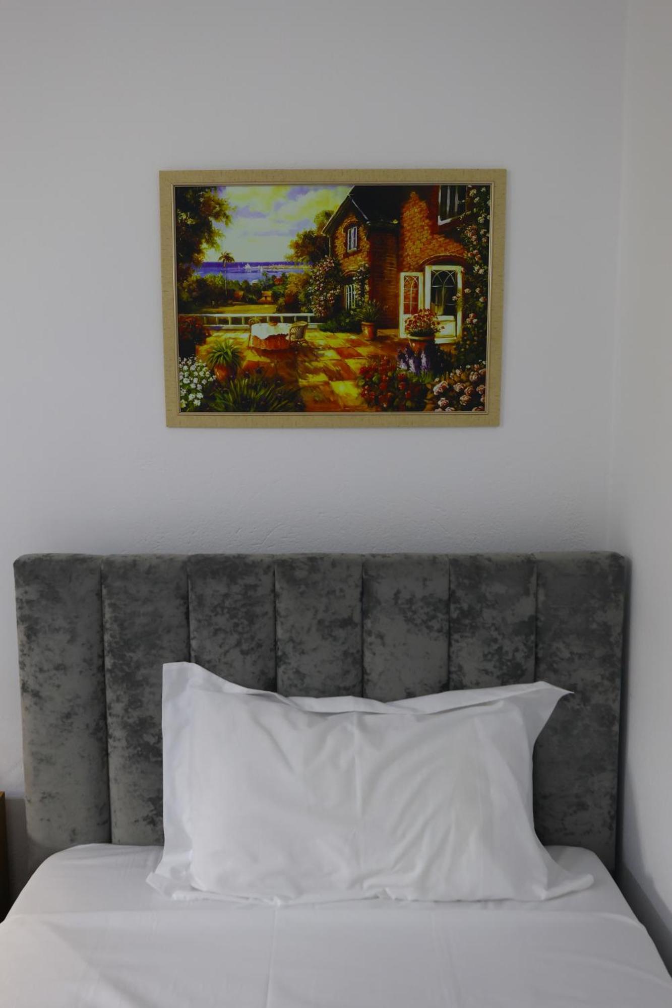 Vila Alizee Hotel Тирана Екстер'єр фото