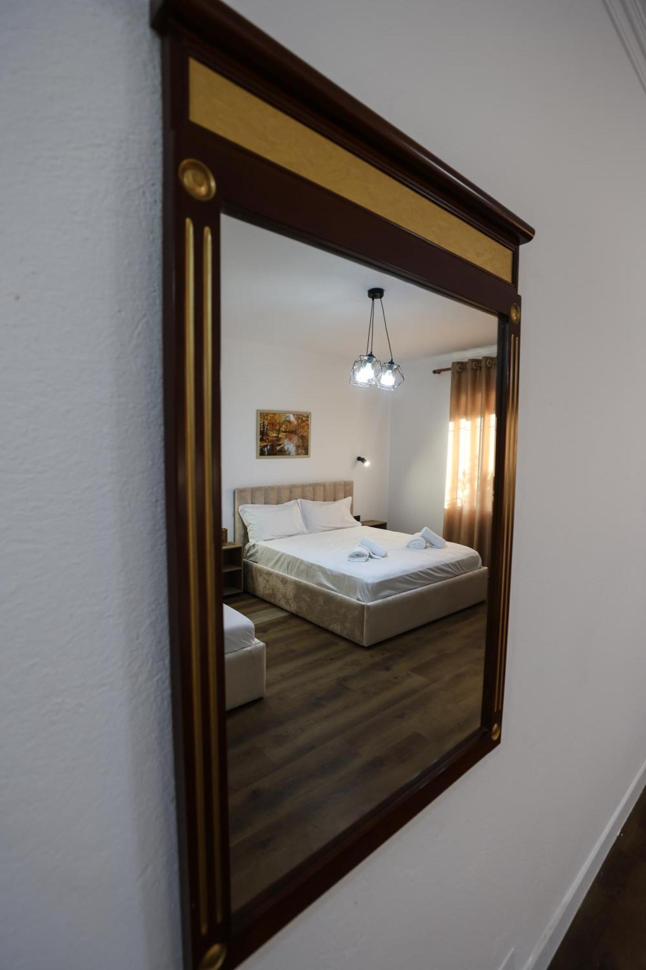 Vila Alizee Hotel Тирана Екстер'єр фото