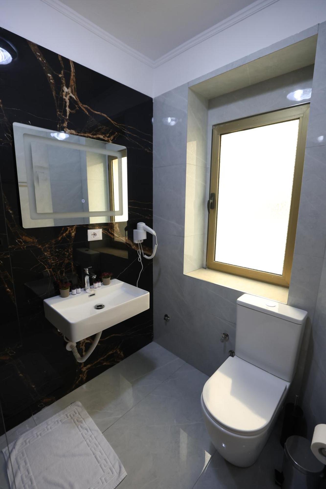 Vila Alizee Hotel Тирана Екстер'єр фото
