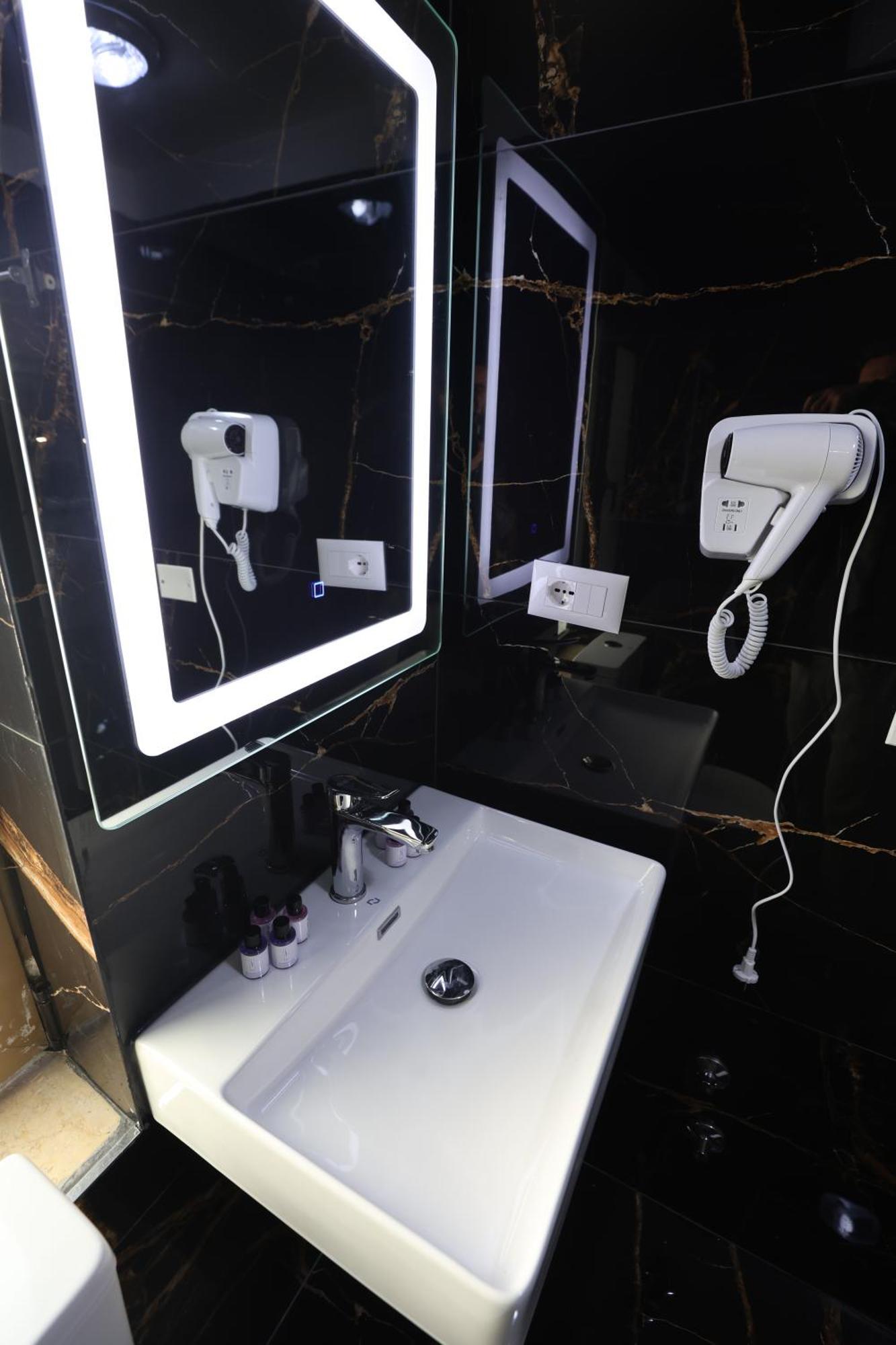 Vila Alizee Hotel Тирана Екстер'єр фото