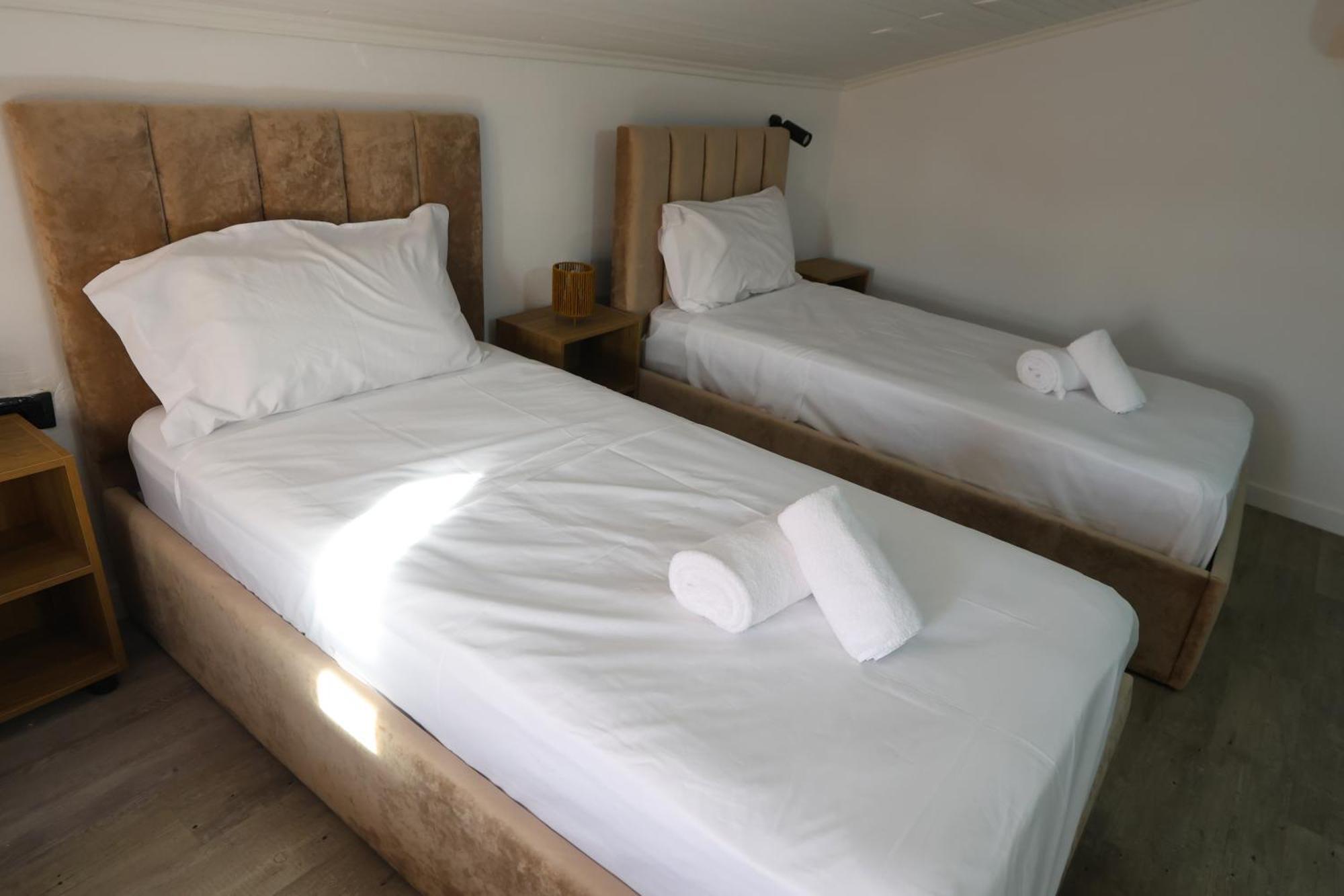 Vila Alizee Hotel Тирана Екстер'єр фото