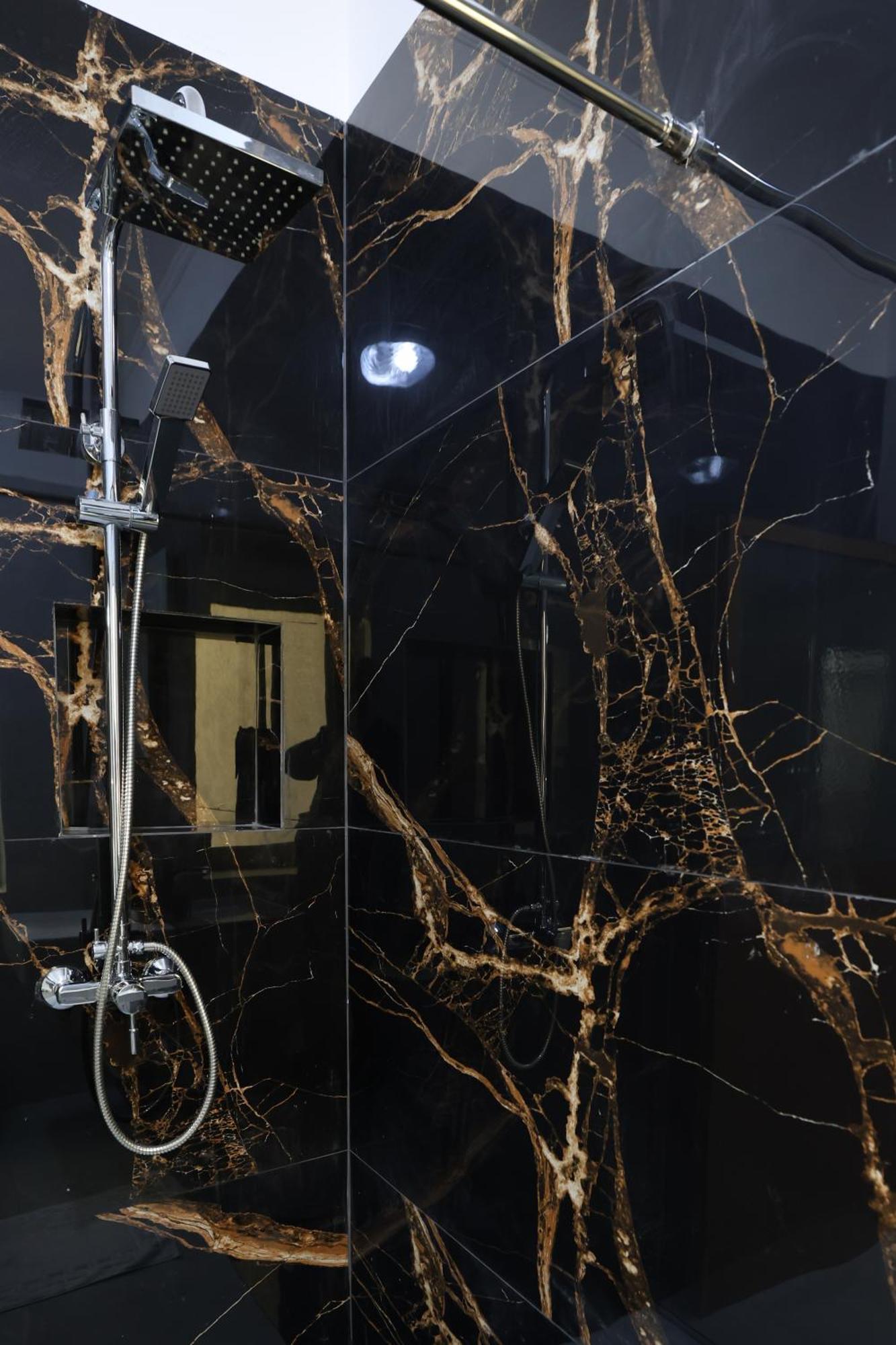 Vila Alizee Hotel Тирана Екстер'єр фото